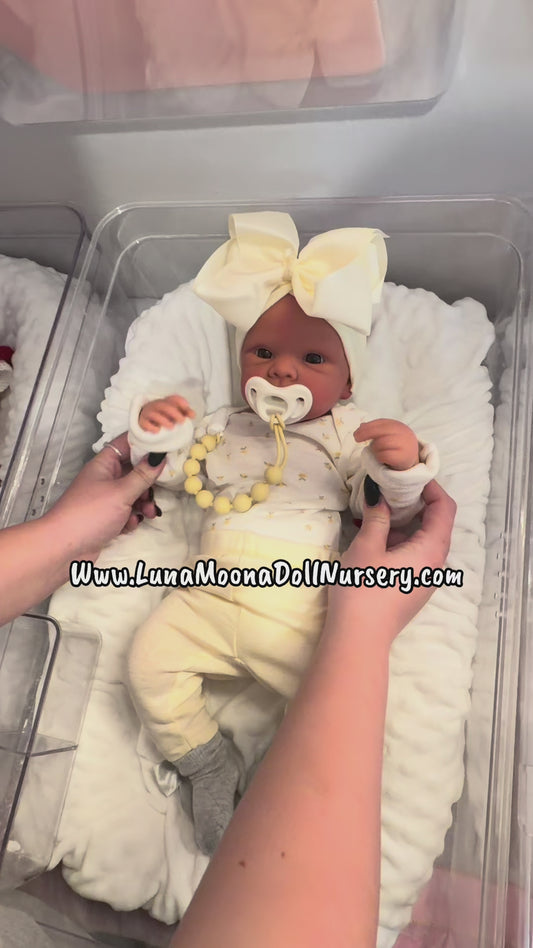 Buzz buzz Abigail baby 🐝🐝